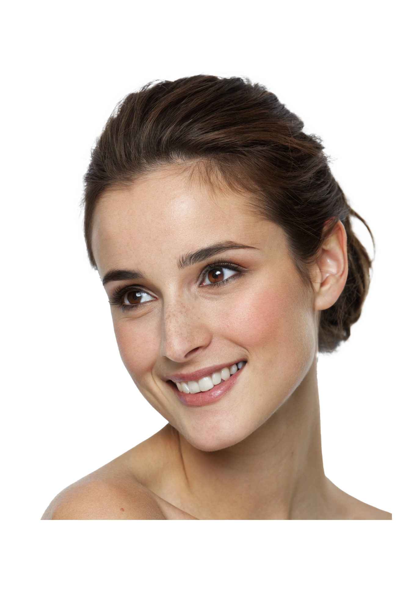 Une personne aux longs cheveux bruns attachés en arrière, souriante et regardant de côté. Sa peau est claire et son maquillage est léger, avec un blush doux et un rouge à lèvres nude. Le fond est blanc.