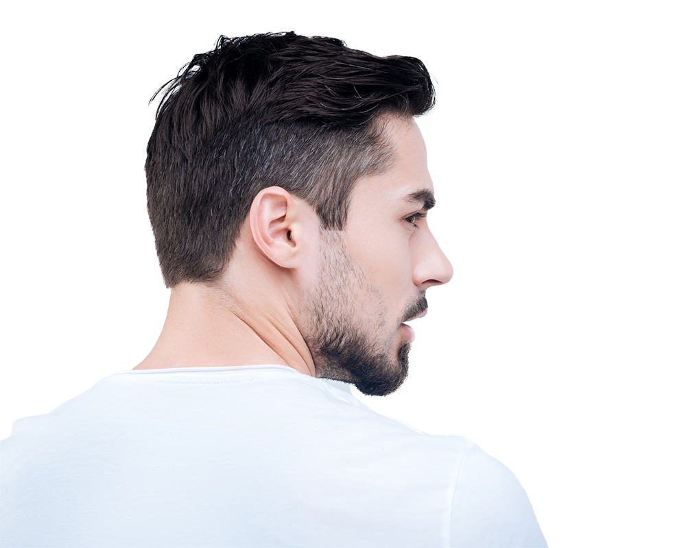Un homme aux cheveux courts et foncés, à la barbe taillée, est représenté de profil, tourné vers la droite. Il porte un t-shirt blanc uni. L'arrière-plan est un dégradé de bleu clair et de gris.