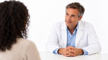 Augmentation mammaire : comment se passe la consultation - Claris Clinic